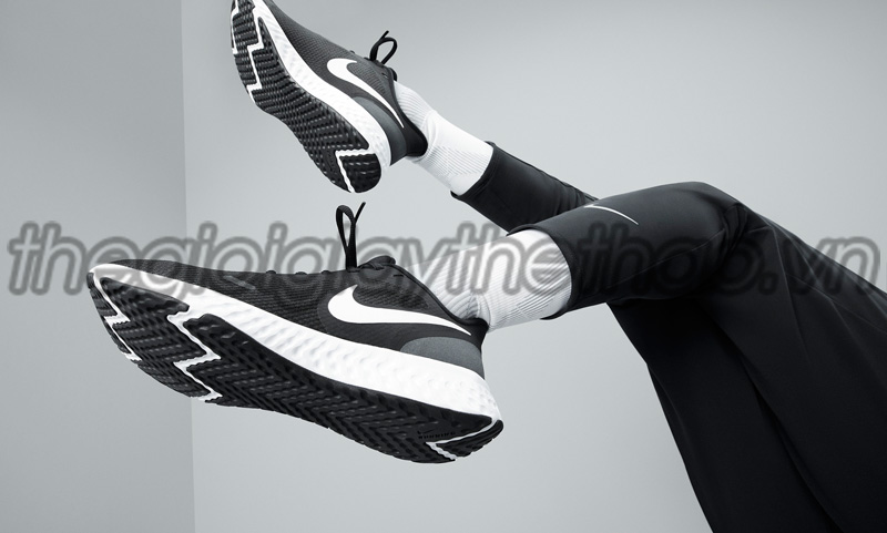 Giày thể thao nữ Nike Revolution 5  BQ3207 2