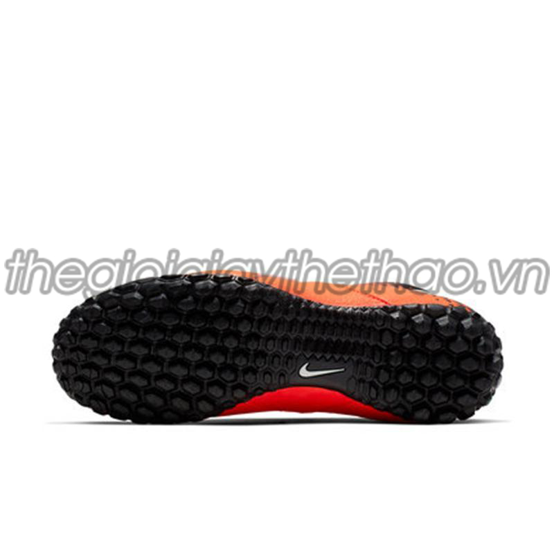 Giày bóng đá Nike BOMBAX TF 826486 801 4